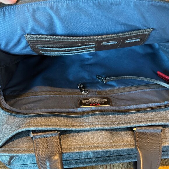 Tumi Alpha 2 Slim Deluxe Portfolio (Great Condition!!) - Picture 4 of 8